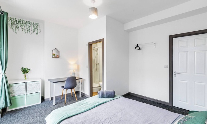 Church Gresley Casa | Silver Stag Properties, Ensuite 5 BR House
