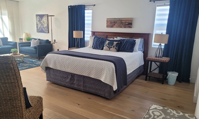 Silver Strand Casa | Silver Strand Escape 3bd 2ba; 4 min walk to shore! no pets 30 night minimum