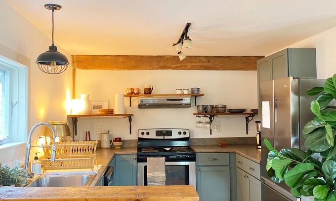 Hinesburg Apartamento | Silver Street Farmhouse Suite. Cozy apartment with great ski access!