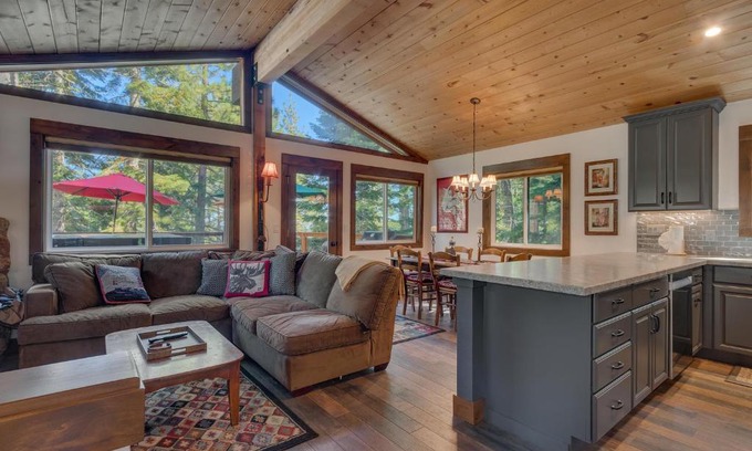 Talmont Casa | Silver Tip at Tahoe Park w HOA amenities - 3BR Pet Friendly, Hot Tub, Tahoe City