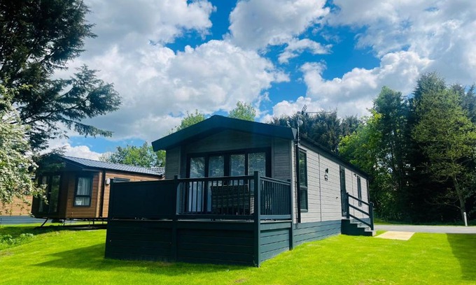 Allerthorpe Casa | Silver Wood Lodge with Hot Tub