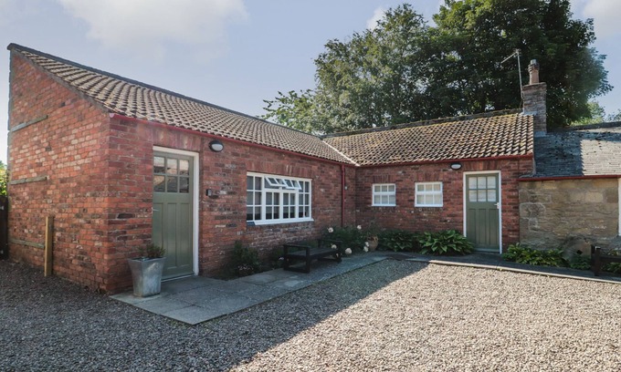 Ford Cabaña | SILVERBIRCH, pet friendly, with a garden in Cornhill-On-Tweed