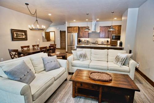 McCall Casa | Silverpine Hideaway by Casago McCall - Donerightmanagement