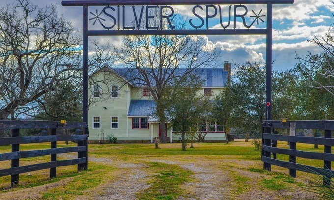 Fayetteville Casa | Silverspur en Round Top - Increíble casa de campo restaurada de 1800 en 40 acres con piscina.