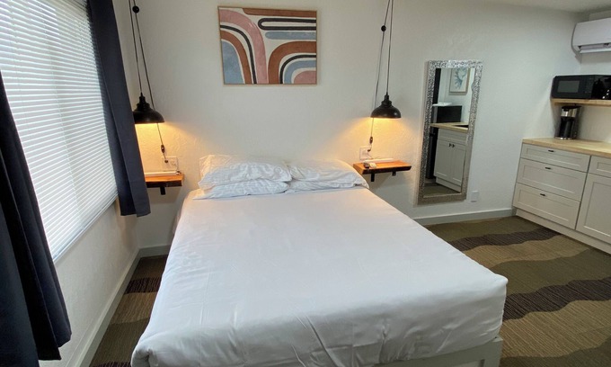 Athol Hotel | Boutique Hotel 5 Min From Silverwood Theme Park