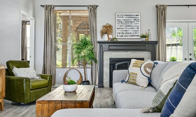 Wells Branch Casa | 'Silverwood' Pet-Friendly! Fire Pit! Near Domain!