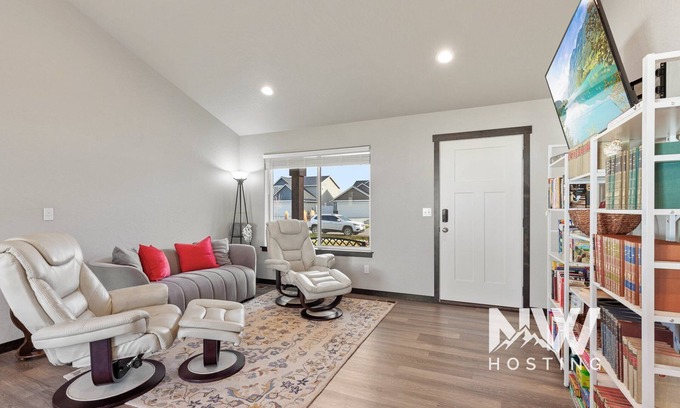 Post Falls Casa | Silverwood Retreat - Cozy Prairie Home with Huge Backyard, Games & Firetable!