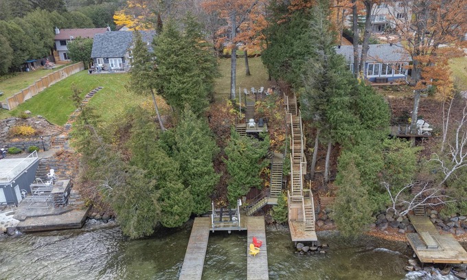 Innisfil Cabina | Simcoe Lakefront Cottage in Innisfil With Parking, BBQ, Garden, Firepit