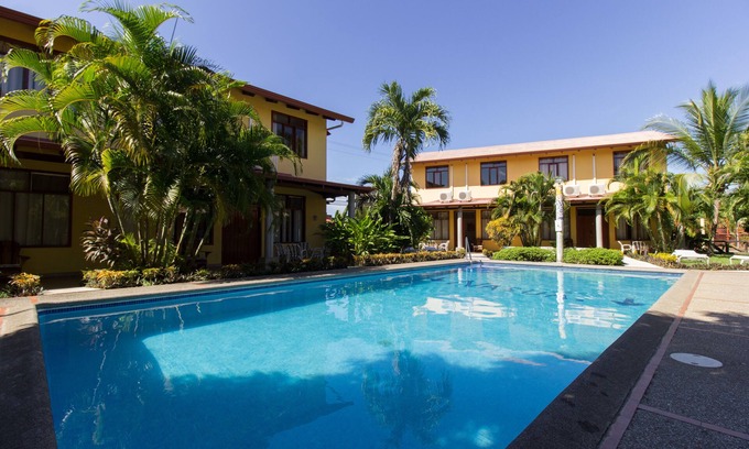 Barrio Ricos y Famosos Apartamento | Simon Apt 2: Cozy 3-bedroom apartment within walking distance of Jaco Beach