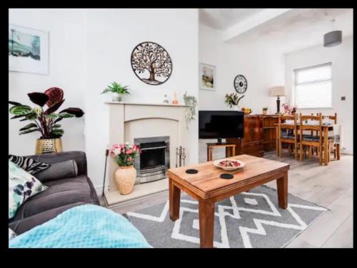 Thatto Heath Casa | Simons Cosy 2 bedroom home sleeps 5, contractors Welcome