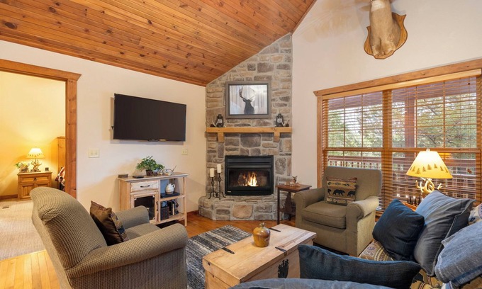 Branson West Cabina | Simon’s Treetop Cabin – 2 BDR in Popular Resort!