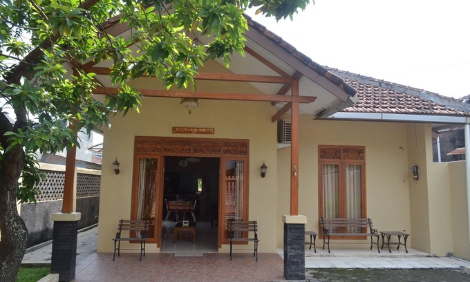 Banguntapan Casa | Sencilla 3BR Casa en Yogyakarta + WiFi + TV + Agua Caliente