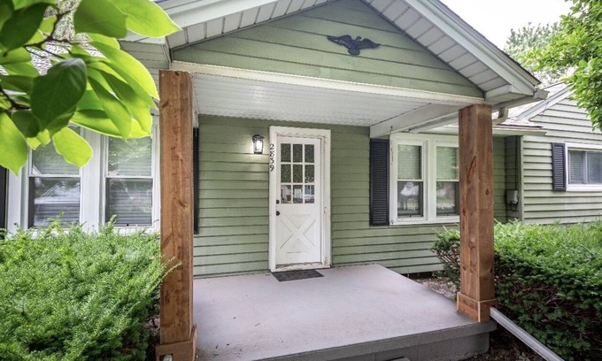 Lansing Casa | Simple and Sweet I 2 BR 1 BA Home in Lansing