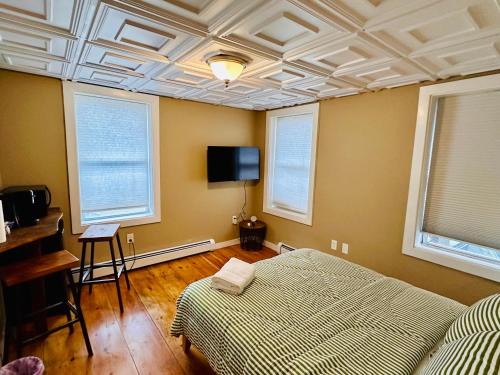 West Bayside Apartamento | Simple & Convenient Downtown Living