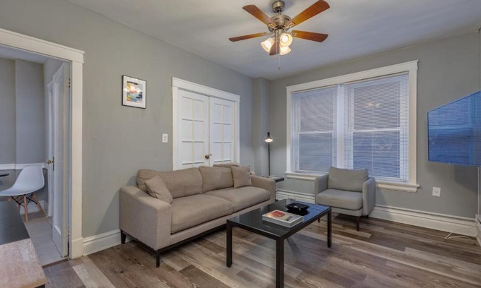 Central West End Apartamento | Simple CWE 2BR near BJC by Zencity