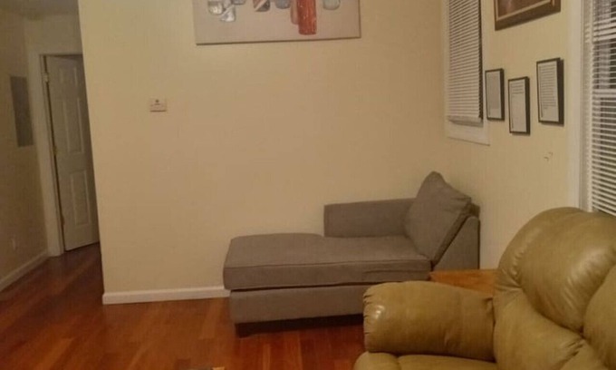 Niskayuna Apartamento | simple one bedroom free parking