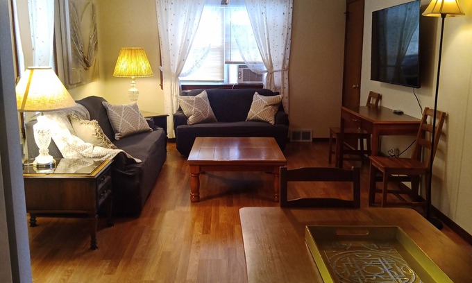 Youngstown Casa | Simple Stay for Family and Friends, 2-bedroom upstairs apartment in Boardman.