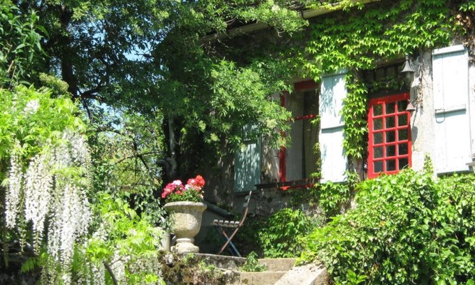 Rignac Cabaña | Sencilla casa de piedra y jardín en el pueblo del siglo XII.