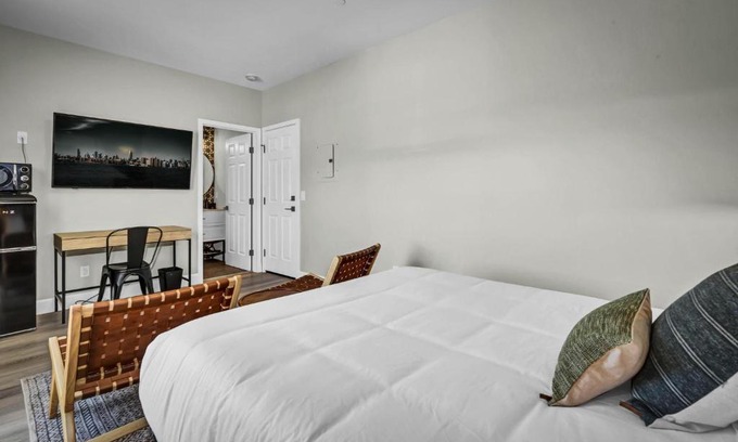 Vista Apartamento | Single Bedroom - Queen Size. Heart of Downtown Vista