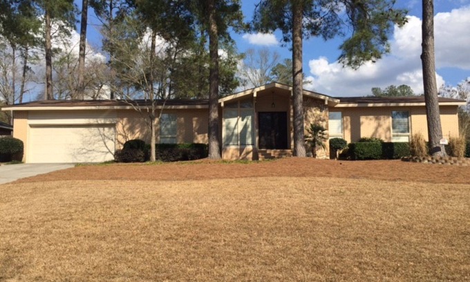 North Augusta Casa | Single Family 3 bedroom 3.5 bath with inground pool and pool house.