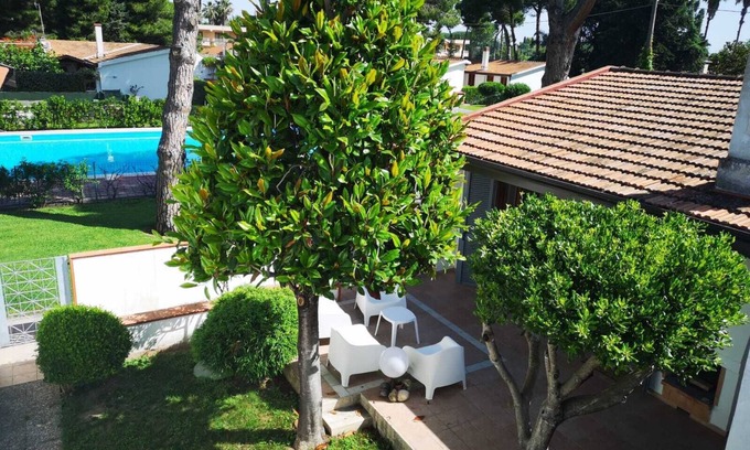 Laura Villa | Casa unifamiliar en parque privado a 250 m del mar con piscina comunitaria.
