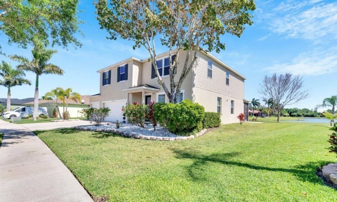 Apollo Beach Casa | Single Family Lake House