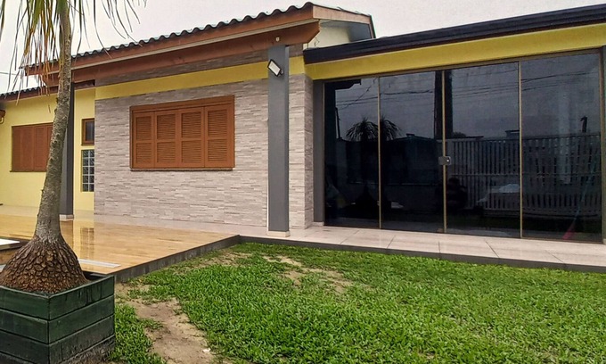 Capao da Canoa Casa | Casa sola en el patio con cuatro dormitorios en Capão da Canoa