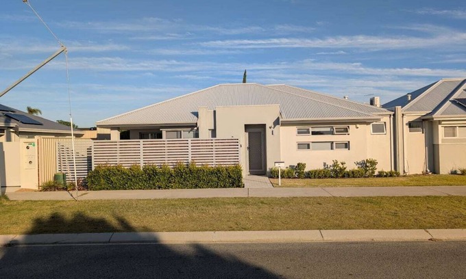 Craigie Casa | Single Level Family Home with Secure Parking and Courtyard