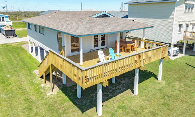 Spanish Grant Casa | Single Level Beachside Home, Great for Families & Dog Friendly - Walk to Beach