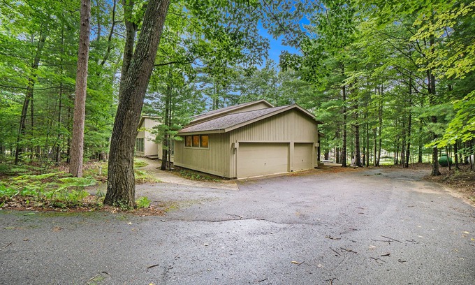 Maple City Condominio | Single-level condo with a full kitchen, & washer/dryer