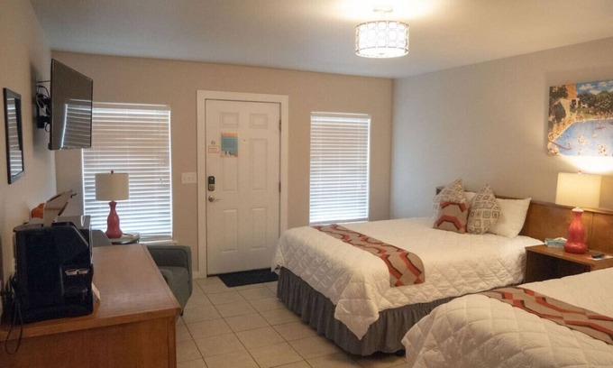 Kerrville Cabina | Single Level Double Queen Beds Cabin 2 w/ Carport