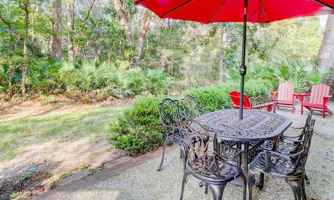 Lawton Woods Casa | Single-level home with patio - walk to the beach, Harbour Town & golf - dogs OK