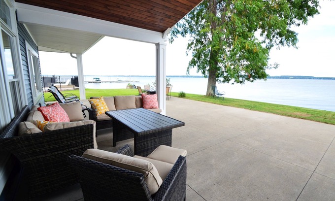 Oaks Corners Cama Y Desayuno | Single Level Lakefront Paradise. Pool, Hot Tub, Kayaks and More. Sleeps 10 Adults
