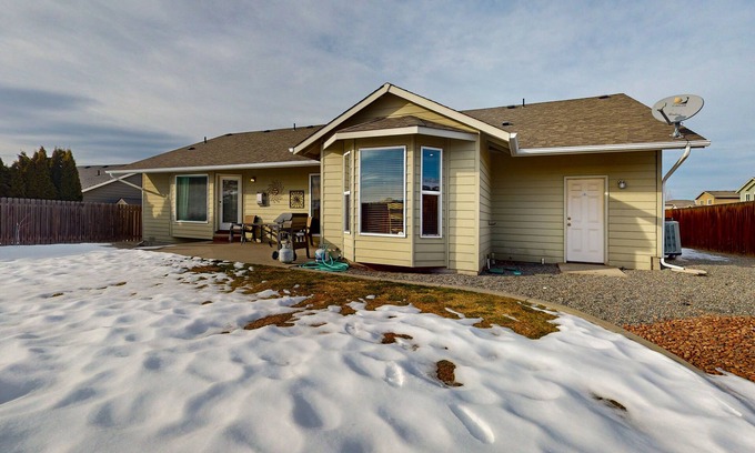 East Wenatchee Casa | ¡Casa de un solo nivel estilo rancho con parrilla de gas, gran patio trasero, cerca de la ciudad!