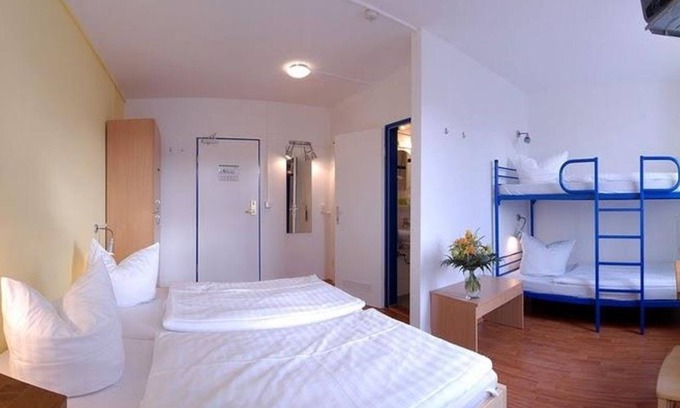 Suedvorstadt Casa | Habitación individual, ducha, aseo - a & o Dresden Hauptbahnhof