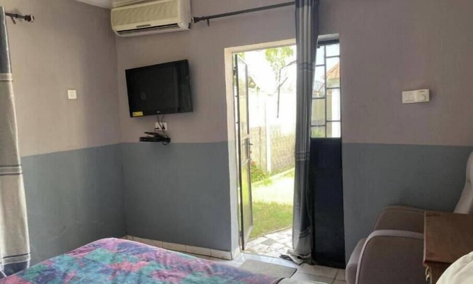 West Coast Division Casa | Single Room with Bathroom