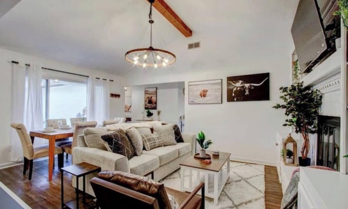 Indianapolis Casa | Single-Story Charmer! 5BR! Pet Friendly Getaway