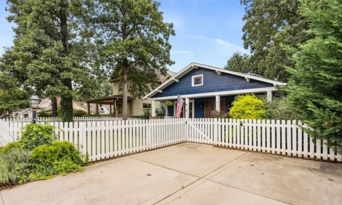 North Charlotte Casa | Single Story Fully Fenced Bungalow - Arts District