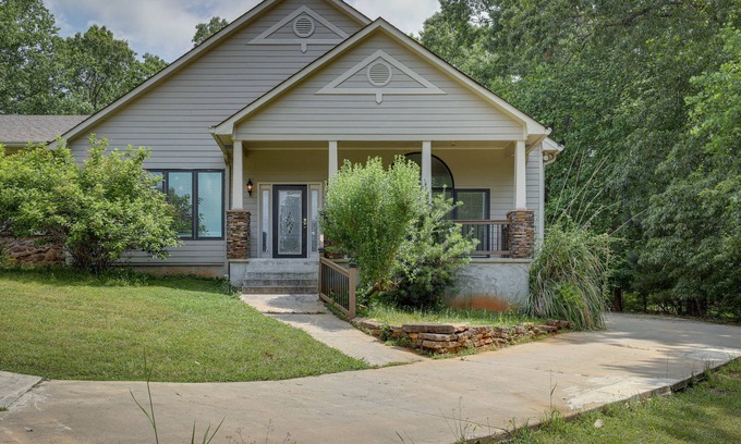 Rockdale County Casa | Single-Story Home ~ 7 Mi to Old Towne Conyers!