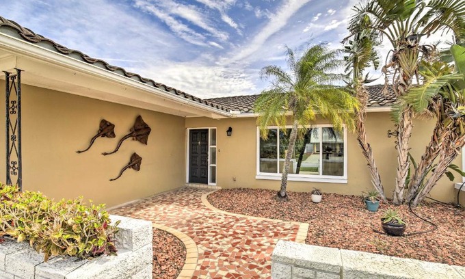 Flor-a-mar Casa | Single-Story Home with Hot Tub - Pets Welcome!