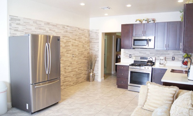 Silverado Ranch Casa | Casa de una sola historia. No hay escaleras para caminar. Rejilla y ubicación conveniente.