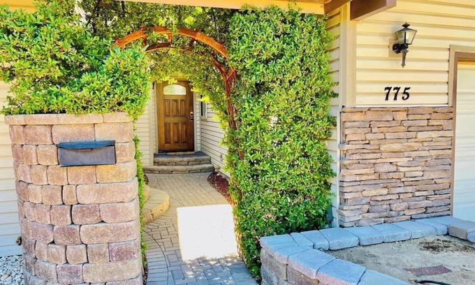West University Casa | SingleStory/3BD/Sleeps11/Pet OK