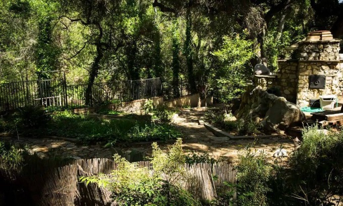 Ventura County Casa | Sisar Creek Sanctuary in Upper Ojai, at the trailhead to Santa Paula waterfalls