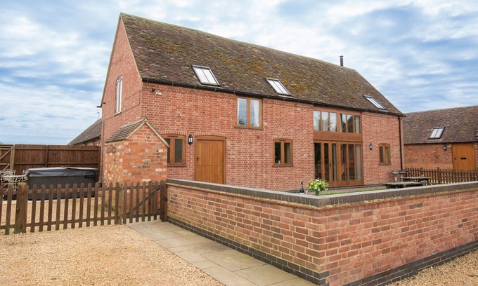 Bidford-on-Avon Cabaña | Siskin Barn, Near Stratford-upon-Avon, sleeps 9 guests in 4 bedrooms