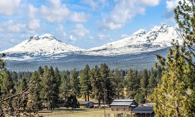 Sisters Apartamento | Sisters Chalet 1-bed retreat with WiFi, AC, and views near downtown Sisters.