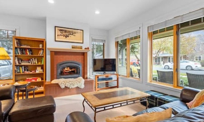 Sisters Condominio | Sisters Getaway: Blks from Trails, coffee- Pool, Hot tub, Tennis