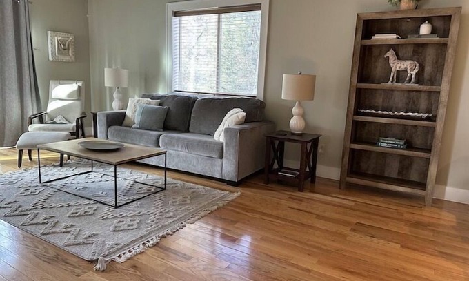 Sisters Casa | Sisters Home Upper - One bedroom/One bath - Sleeps up to 5