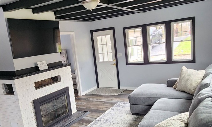 Newbury Casa | Sit back or jump in at our Restful Lake Getaway! Close to Restaurants and Parks!