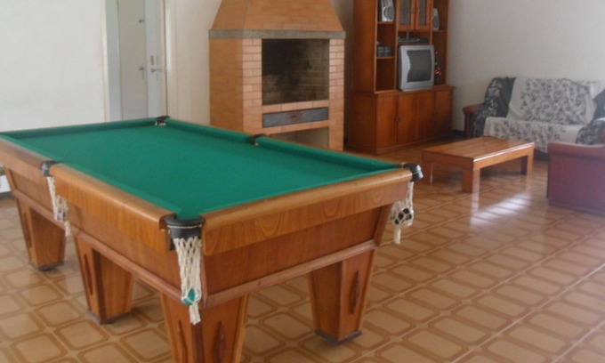 Mogi das Cruzes Casa | Sitio con gran piscina, barbacoa, sala de juegos y césped verde.