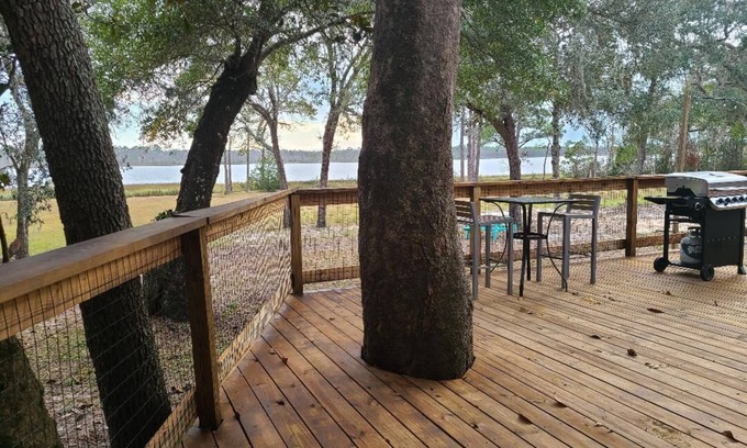 Navarre Casa | Sitting on the dock of the bay!